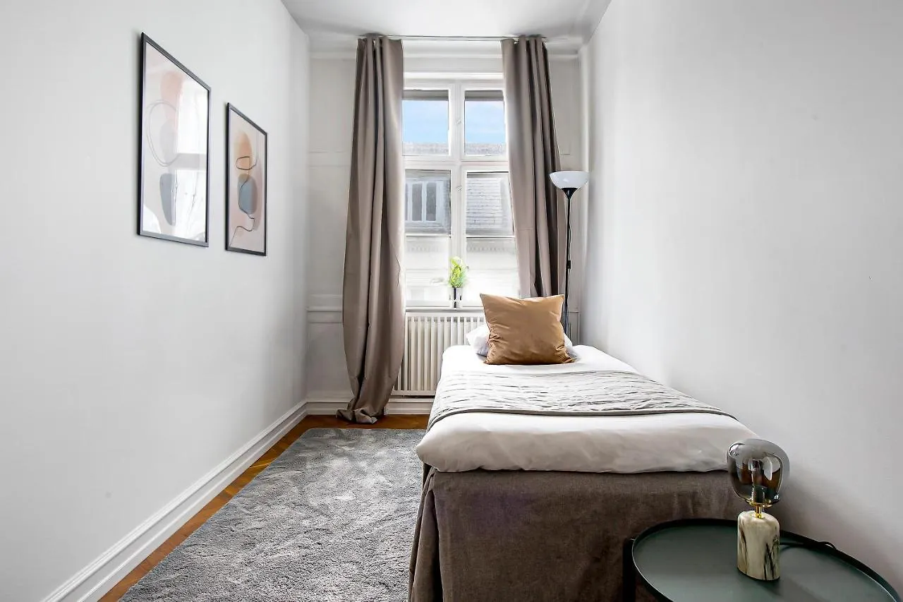 Sanders Square - Spacious Six-Bedroom Apartment Near Amalienborg Copenhagen