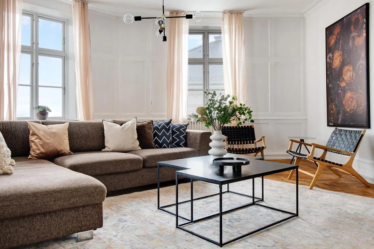Sanders Square - Spacious Six-Bedroom Apartment Near Amalienborg Copenhagen